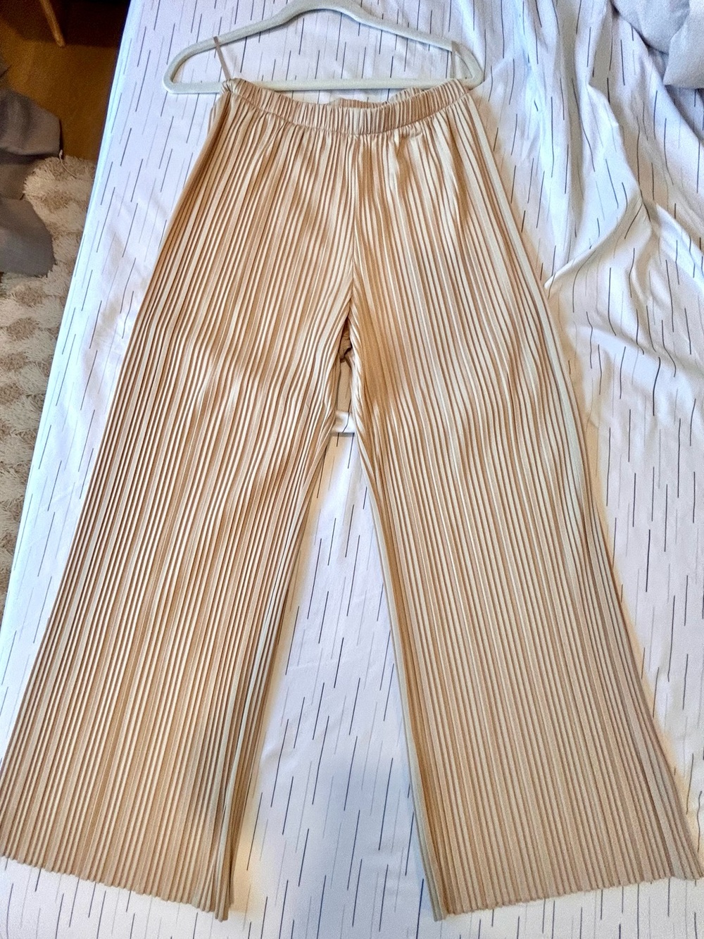 Uniqlo Beige Pleated Wide-Leg Trousers